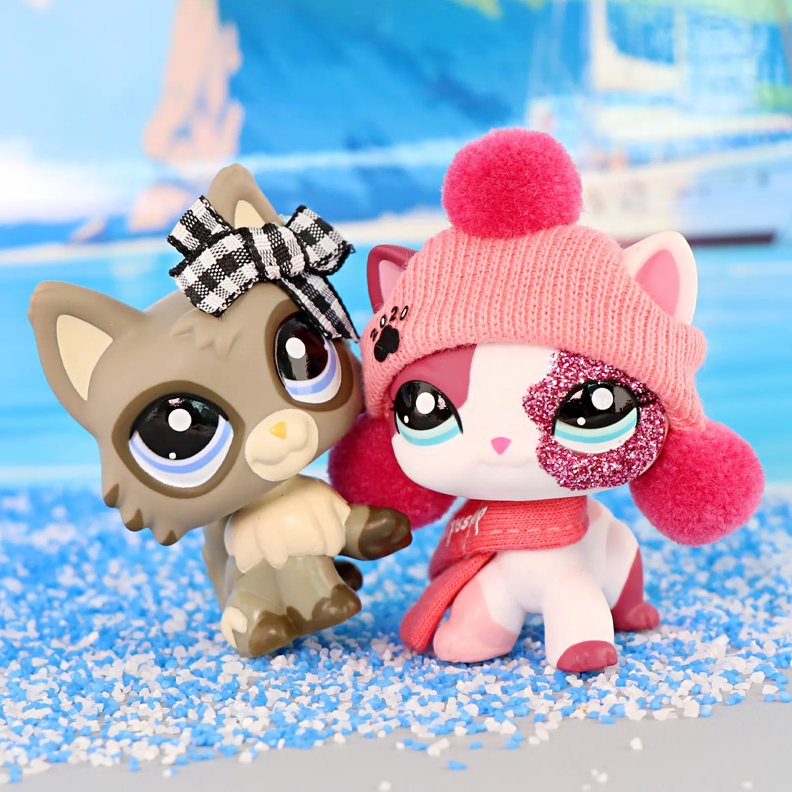 2Pcs Winter Style Wolf & Cat Figures, Gray-Brown Wolf with Plaid Bow & Pink-White Cat with Knit Hat and Scarf, Glitter Eyes Animal Collectible Toys, Bobble Head Pet Toys for Kids, Cute Party Favors