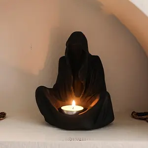 A Mysterious Cloaked Figure Candle Holder - a Gothic Dark Knight Grim Reaper Statue,Reliable for Halloween Decorations, Featuring a Stylish And Stylish Grim Reaper Design. This Creative Deskp Candle Holder Is Ideal for Festive Decor