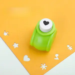 1pc mini handheld heart-shaped punch, Cordless hole puncher, Smooth hole puncher, manual heart-shaped embossing tool, suitable for DIY crafts, making greeting cards, portable battery-free paper art tool, random colors