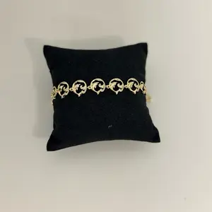 Round Dolphin Costume Bracelet with Cubic Zirconia Details, 7-7.5in Click Clasp (Fashion Accessory)