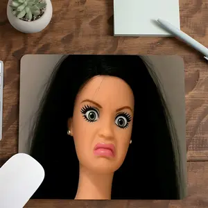 Square Retro Grumpy Doll Gaming Mouse Pad, Bold Vintage Character Design, Eye-Catching Desktop Decorative Protective Pad, Rubber Anti-slip Lockedge Work Pad, Small Size Suitable for Laptop, Desktop Computer Games, Work, Daily Use, Desk Accessories