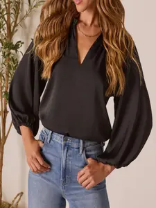 A black V-necked long-sleeved Fitted blouse with a lantern-style design for ladies exudes an elegant style. It is suitable for attending parties, going out, or for casual outings.