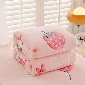 Strawberry Pattern Blanket, Floral Print Blanket, 1 Count Soft Throw Blanket, Air-conditioned Room Blanket, Warm Nap Blanket, Lightweight Throw Blanket for Home Office Camping Travel, Cozy Throw Blanket, Multifunctional Blanket