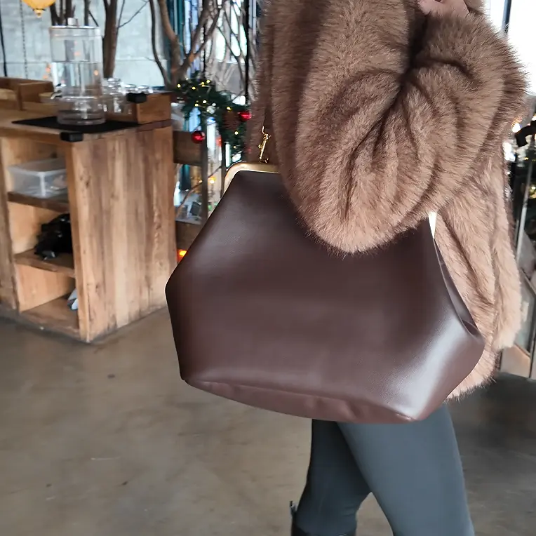 Women's Classic Cow Hide Large Kisslock Strap Shoulder Bag, Plain Surface Cowhide Leather Bag for Casual Wear, Everyday Shoulder Bag, Secure Lock Close