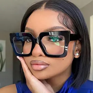 1 pair of neutral retro oversized square frame glasses, high-quality PC frame is lightweight, comfortable and versatile, suitable for daily wear and outdoor activities, blocking blue light and UV rays to protect the eyes.