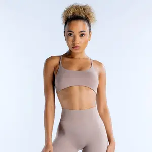 DFYNE's best-selling solid color set features a bra that conceals underarm fat and accentuates the collarbone, and shorts that visually lift the buttocks without digging in. Suitable for yoga, training, and everyday wear.