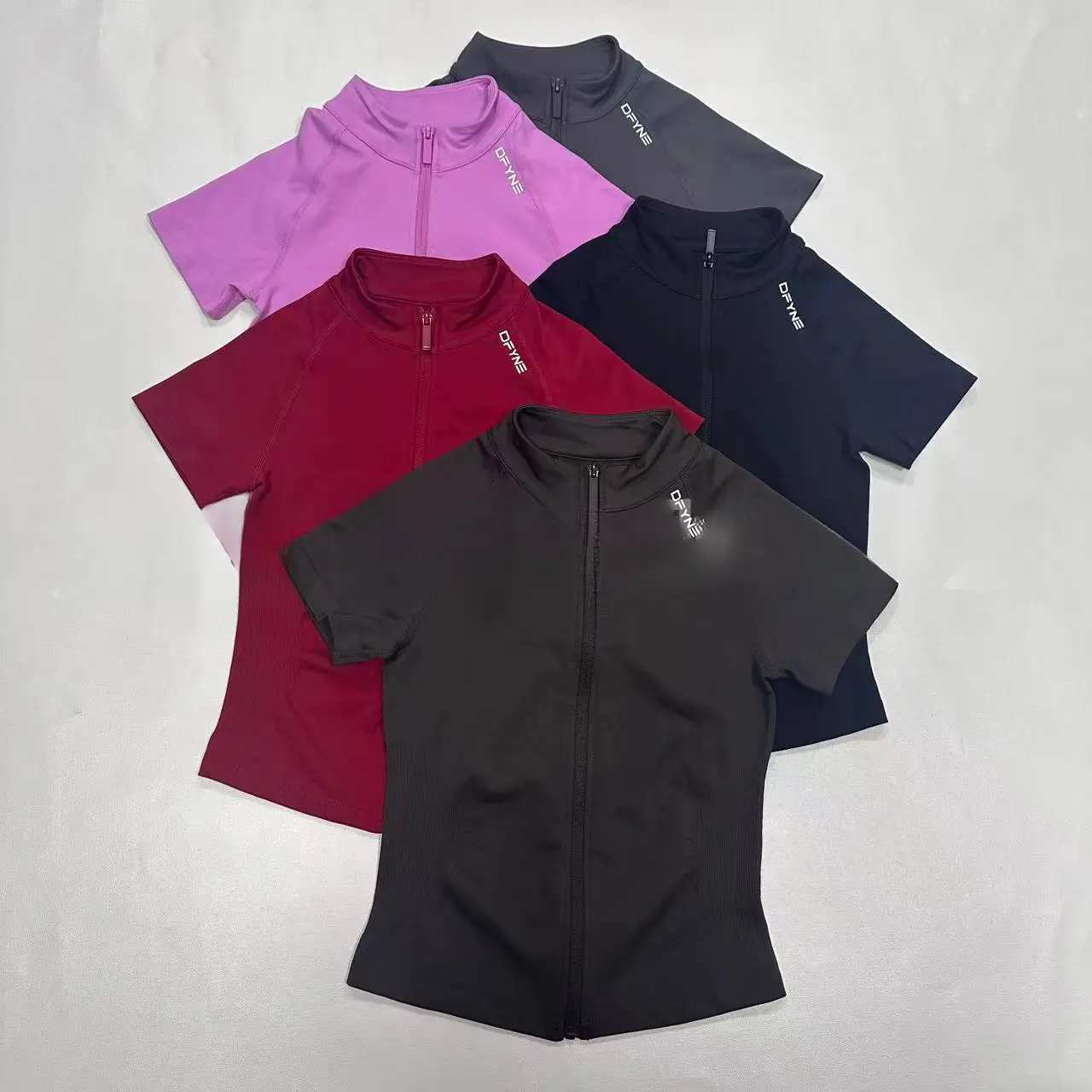 DFYNE Female Short Sleeve Full-Zip Slim-Fit Stand Collar Fiber Blend Breathable Gym Top, Sporty Chic Waist-Snatched Athletic Activewear for Running