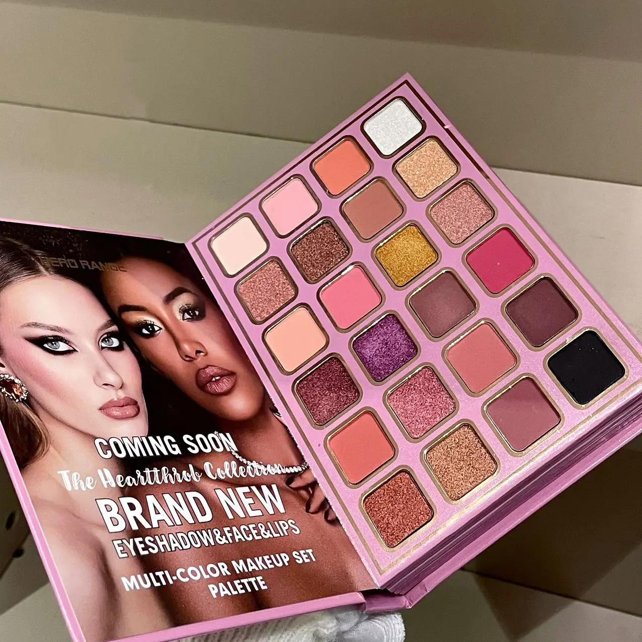 A 78-color all-in-one super makeup book for the face, including eyeshadow, highlighter, blush, and lipstick. A multi-effect makeup palette with highly pigmented eyeshadows！