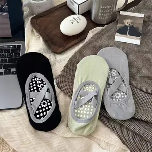 Silicone non-slip yoga socks with anti-slip sole on the sole, cross strap design to prevent falling off, professional sports socks for women, suitable for Pilates, dance, yoga, trampoline and other sports scenes