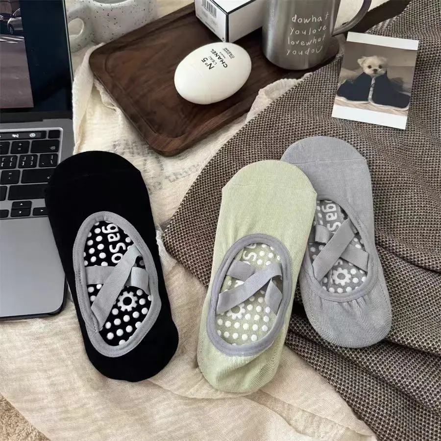 Silicone non-slip yoga socks with anti-slip sole on the sole, cross strap design to prevent falling off, professional sports socks for women, suitable for Pilates, dance, yoga, trampoline and other sports scenes