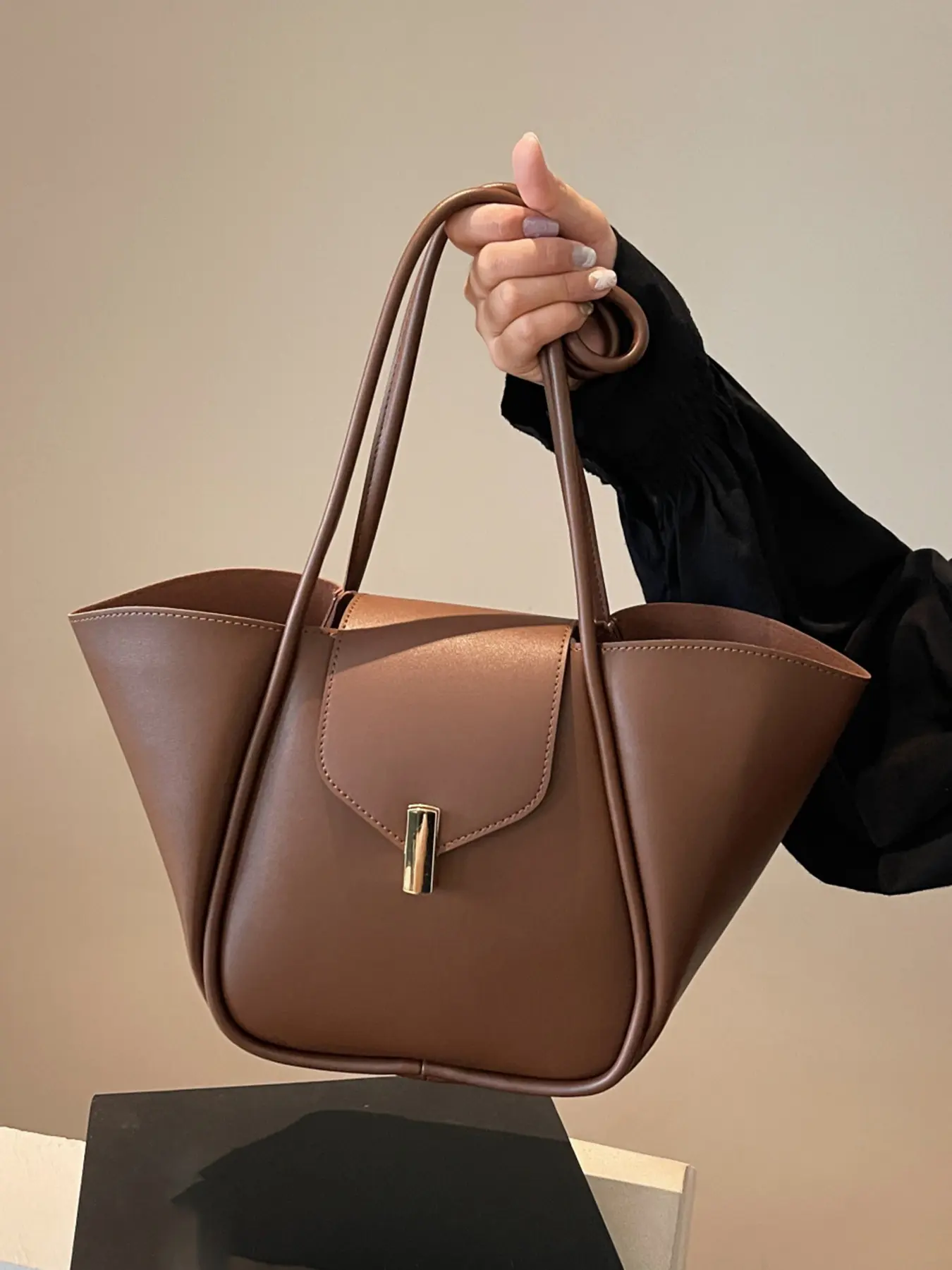 Fashionable and trendy vegetable basket tote bag, lock button armpit bag, simple solid color shoulder bag, textured and elegant shoulder commuter bag, suitable for daily matching, commuting and other scenarios, Everyday Bags, Casual Commuter Bag