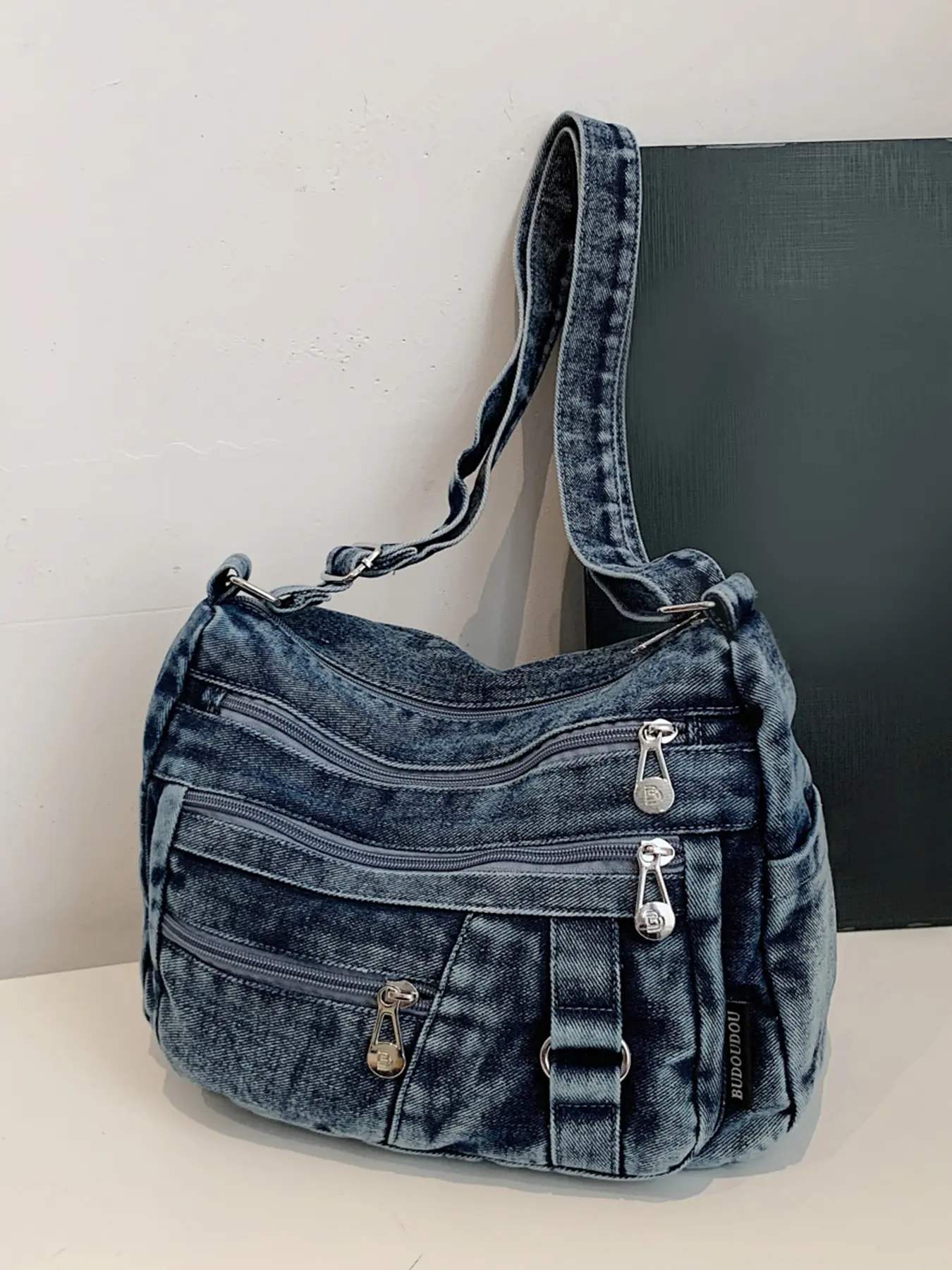 Simple and practical, niche and high-end single shoulder bag, retro casual versatile large capacity crossbody bag, Casual crossbody bags, multi zipper pocket compartment design, adjustable shoulder strap, lightweight and easy to carry