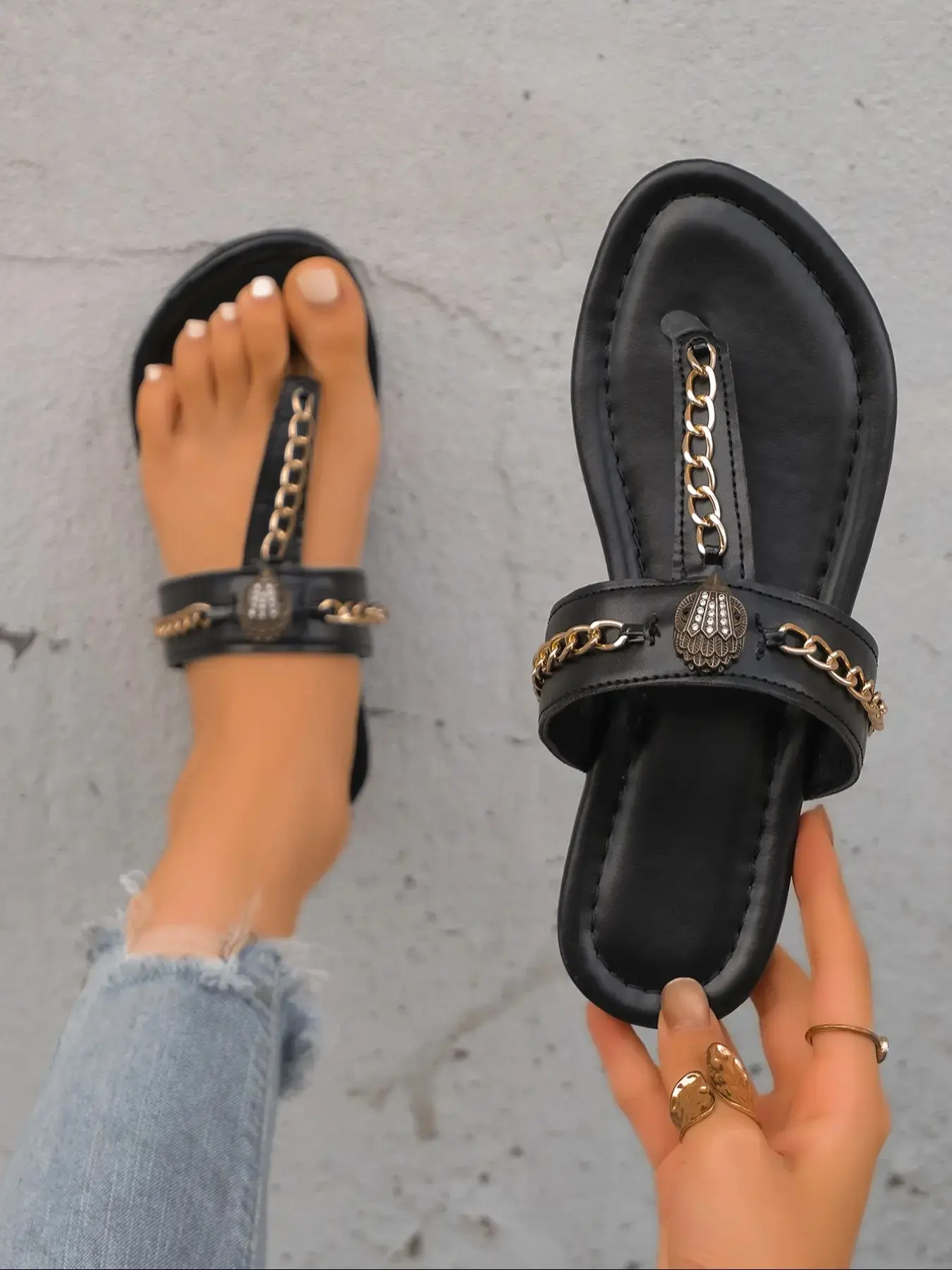 Fashionable black women's summer open-toe flat PU Leather Casual Fashion sandals with chain design, soft sole, lightweight and comfortable, hollow-out breathable, outdoor beach shoes.