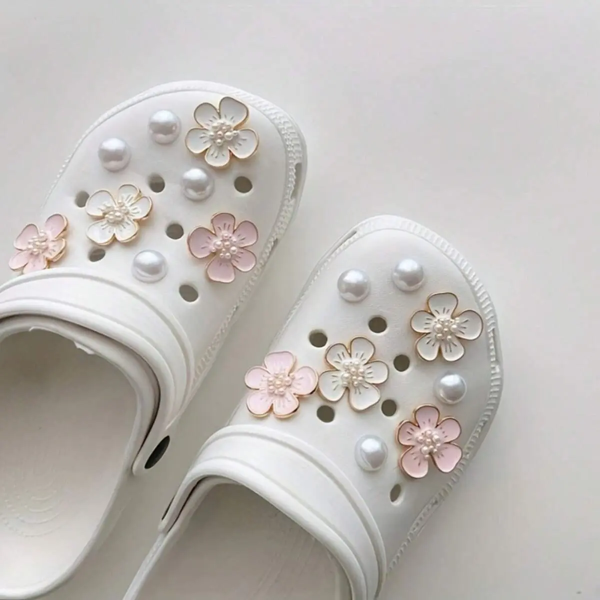 16PCS Pearl Flower Shoe Charms Set, Cute Pink White Blossom Clog Accessories, Aesthetic Shoe Charms for Crocs Clogs Sweet Party Fashion Accessories for Women Girls Halloween Accessories Shoe Decoration Shoe Embellishment Set