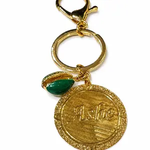 Llavero de oro laminado tablero de orula y un caracol