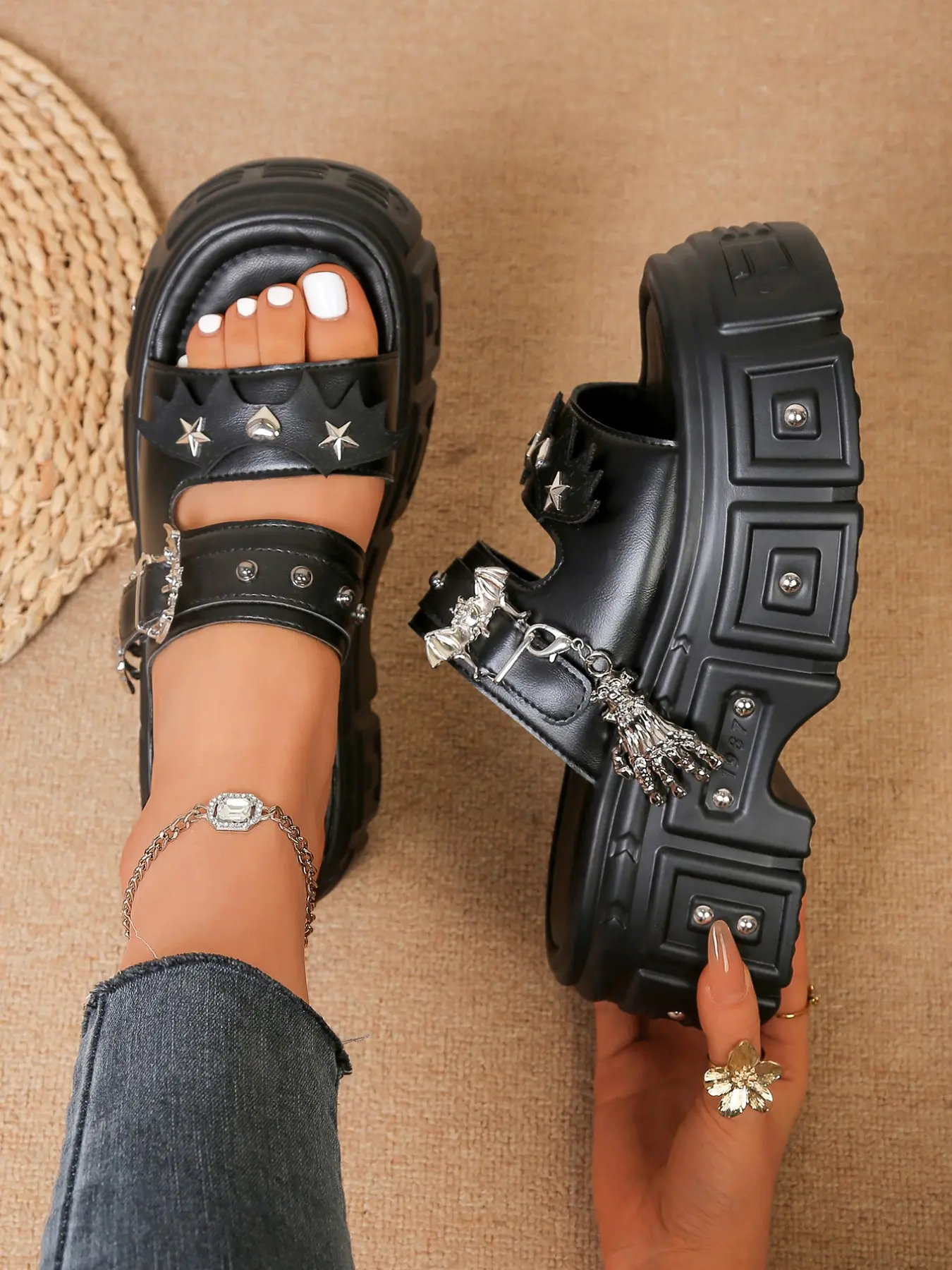 Summer New Punk Style Skull Pendant Star Rivet Thick Sole Women's Slippers, Height Boost Slimming Daily Wear Anti-Slip Buckle Platform Sandals Footwear