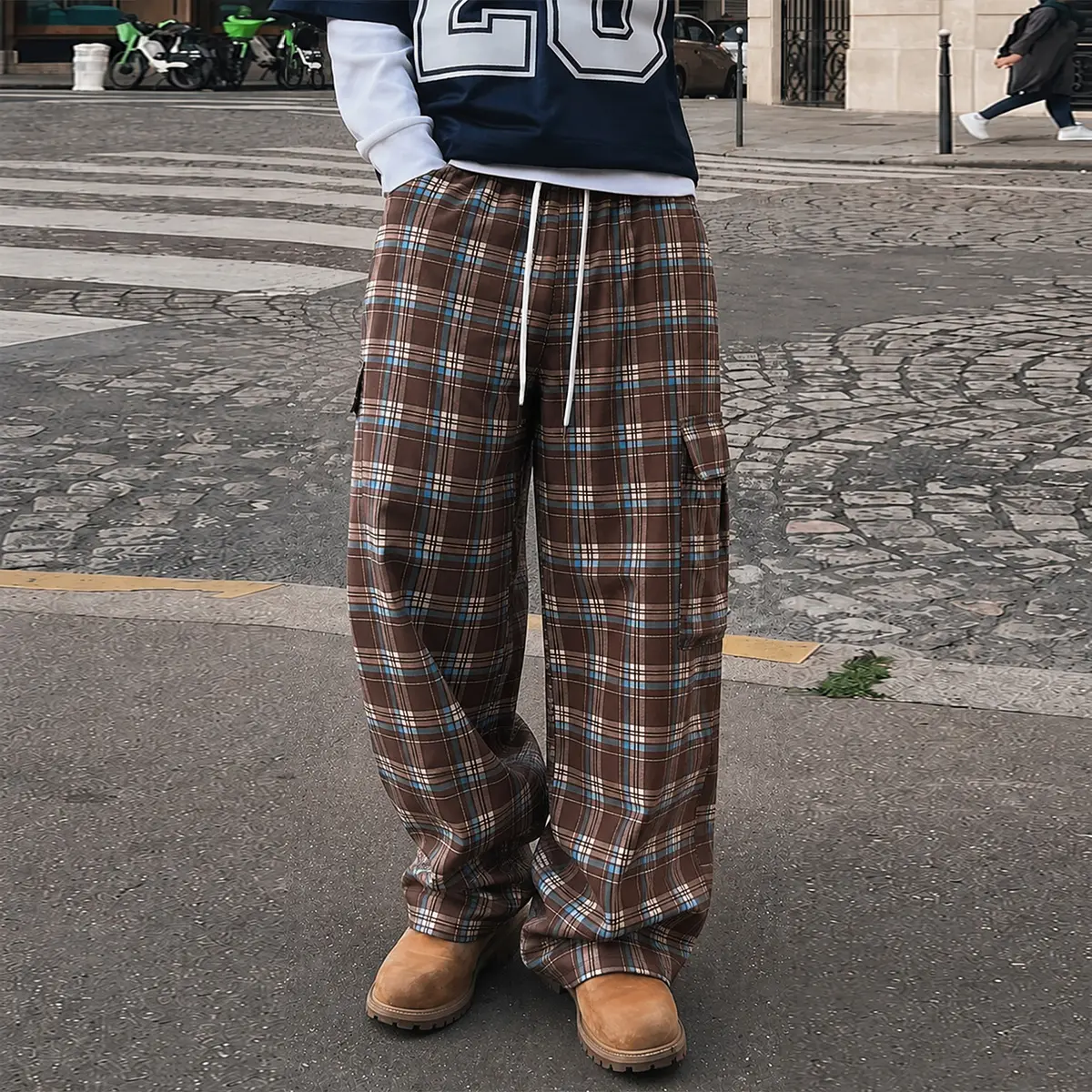 Men’s brown-blue plaid cargo wide-leg pants with drawstring and multiple pockets, straight-cut casual long pants, American vintage style, suitable for all seasons