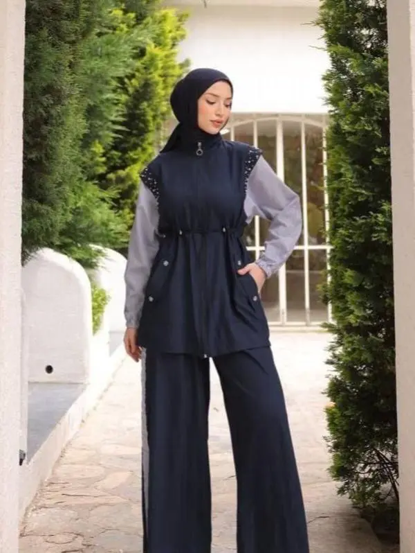 طقم رياضي محتشم كحلي للمحجبات بأكمام مخططة – طقم أنيق من قطعتين -Modest Sportswear Set for Hijab Women with Striped Sleeves – Elegant 2-Piece Set Islamic Clothing Set