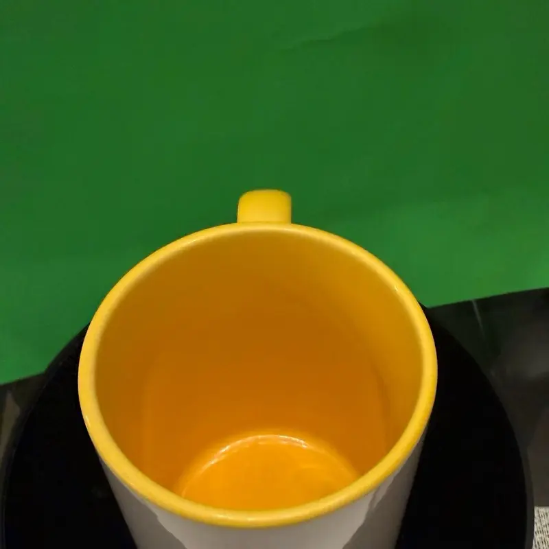 Taza personalisable oreja y fondo amarillo