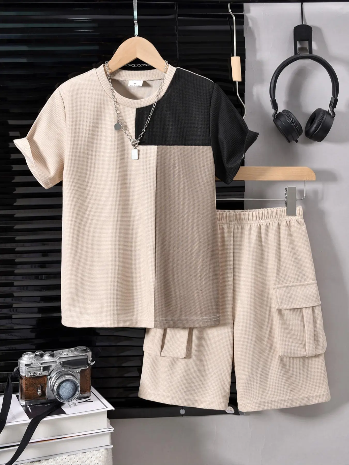 Two-Piece Set Boy's Colorblock Print Short Sleeve Tee & Plain Pocket Elastic Waist Shorts, Matching Set, Outfits Set, Casual Comfort and Functionality Round Neck T-shirt & Cargo Shorts for Summer, Kids Clothes for Daily Wear, Summer Clothing Set