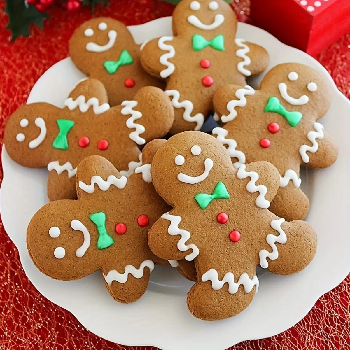 5pcs Durable Stainless Steel & Plastic Christmas Cookie Cutter Set - Kitchen Bakeware Baking Tools with Gingerbread Man, Christmas Tree, Snowflake, Snowman Molds