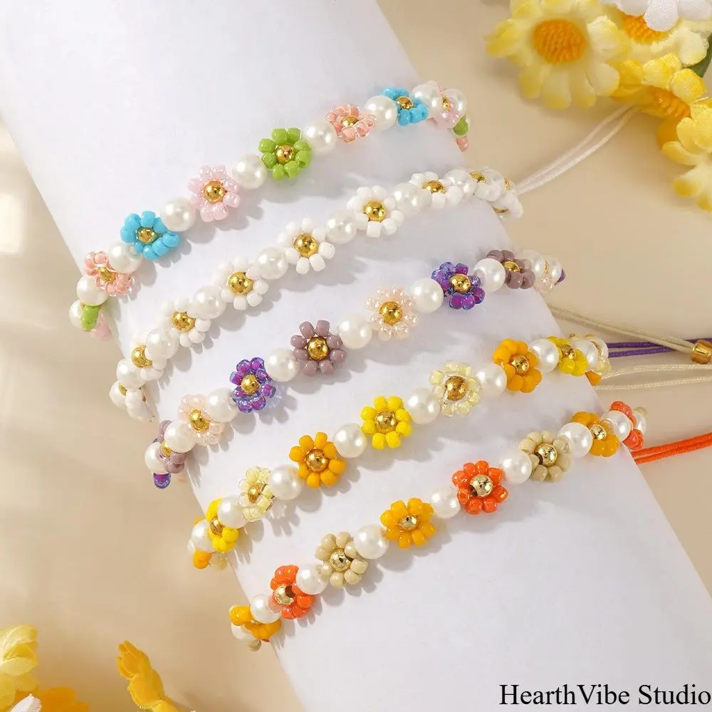 Women's Bohemian Seed Bead Bracelet with Daisy Flower Pattern, Elegant Ethnic Style Summer Jewelry with Faux Pearls in Multiple Colors, Flowers