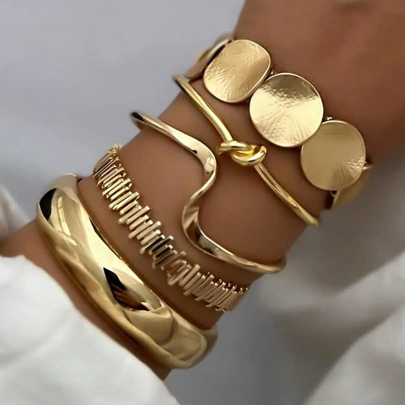 5pcs Vintage Exaggerated Luxury Geometric Design Wide Metal Gold-tone Bangle Set, Suitable For Everyday Wear And Gifting
