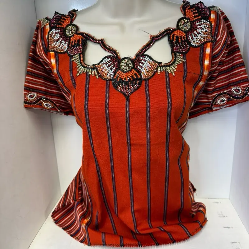 Blusas con hermosos diseños y perlados , en unitalla
