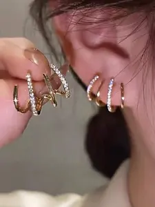 A pair of fashionable and elegant four claw diamond studded ear studs, with claw arms made of micro inlaid zircon technology, is also a surprising and exquisite small gift, suitable for daily commuting and birthday giving