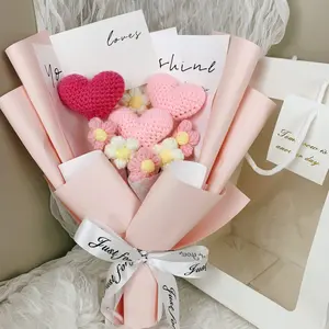 Hand-knitted heart-shaped bouquet with gift bag and string lights. Suitable as a Mother's Day gift, birthday gift, wedding proposal bouquet, Valentine's Day gift, home decoration, giving to friends, best friends, graduation ceremony romantic surprise gift