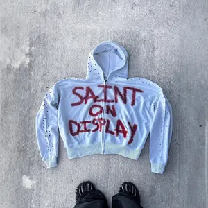 This sweatshirt really takes dark aesthetics to the extreme! Extra-large “SAINT ON DISPLAY” graffiti lettering at the front, like paint splattered onto concrete—wild and casual. Graffiti Style #MoodVibes