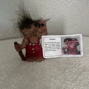 Duende Vigilante 4 Inch Figurine - Red Overalls, Green Eyes, and a Staff - Perfect for Home Decor and Collectors