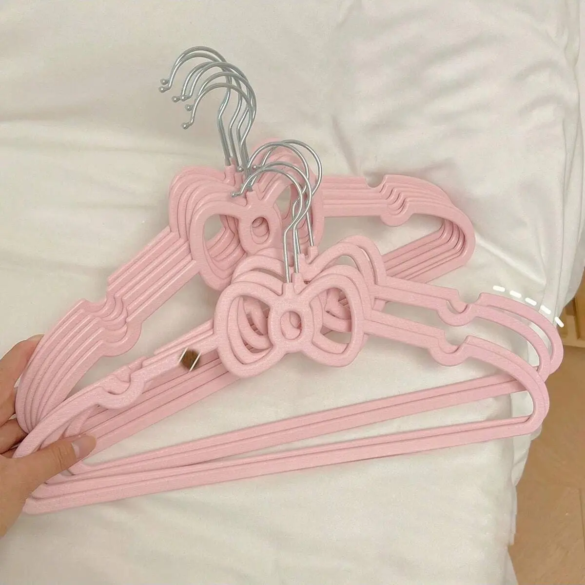 10pcs Bow Plastic Clothes Hangers, Hanger Pack, Hanger Set, Creative Student Dormitory Drying Rack, Cute Non-Slip Clothing Stand, Home Bedroom Essentials, Multifunctional Clothes Hanger, Bow Hanger Hook, Plastics Hangers