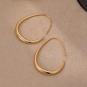 Light luxury and high-end metal hoop earrings for women, stylish and fashionable earrings, versatile and elegant