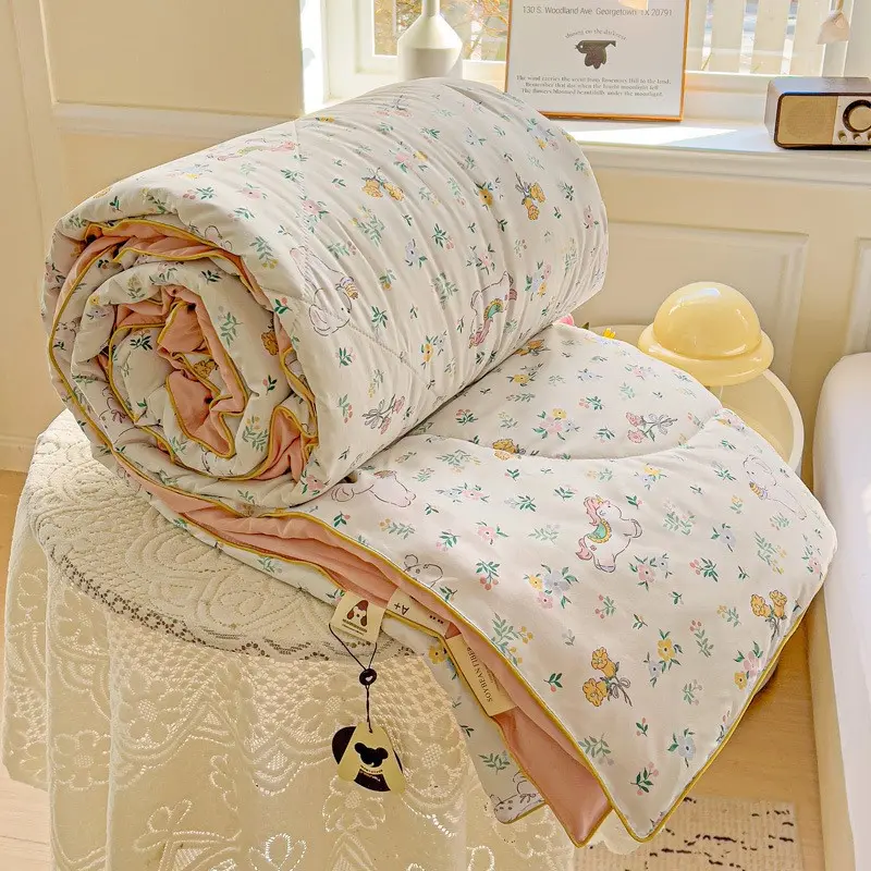 Vintage Floral Summer Quilt, Soft Breathable Lightweight Design, Ideal for Bedroom Office Living Room, Perfect for Summer Home Relaxation