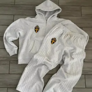 Men’s two-piece zip-up hoodie sports set with embroidered hip-hop design and retro stripes, featuring a super oversized hoodie and casual pants