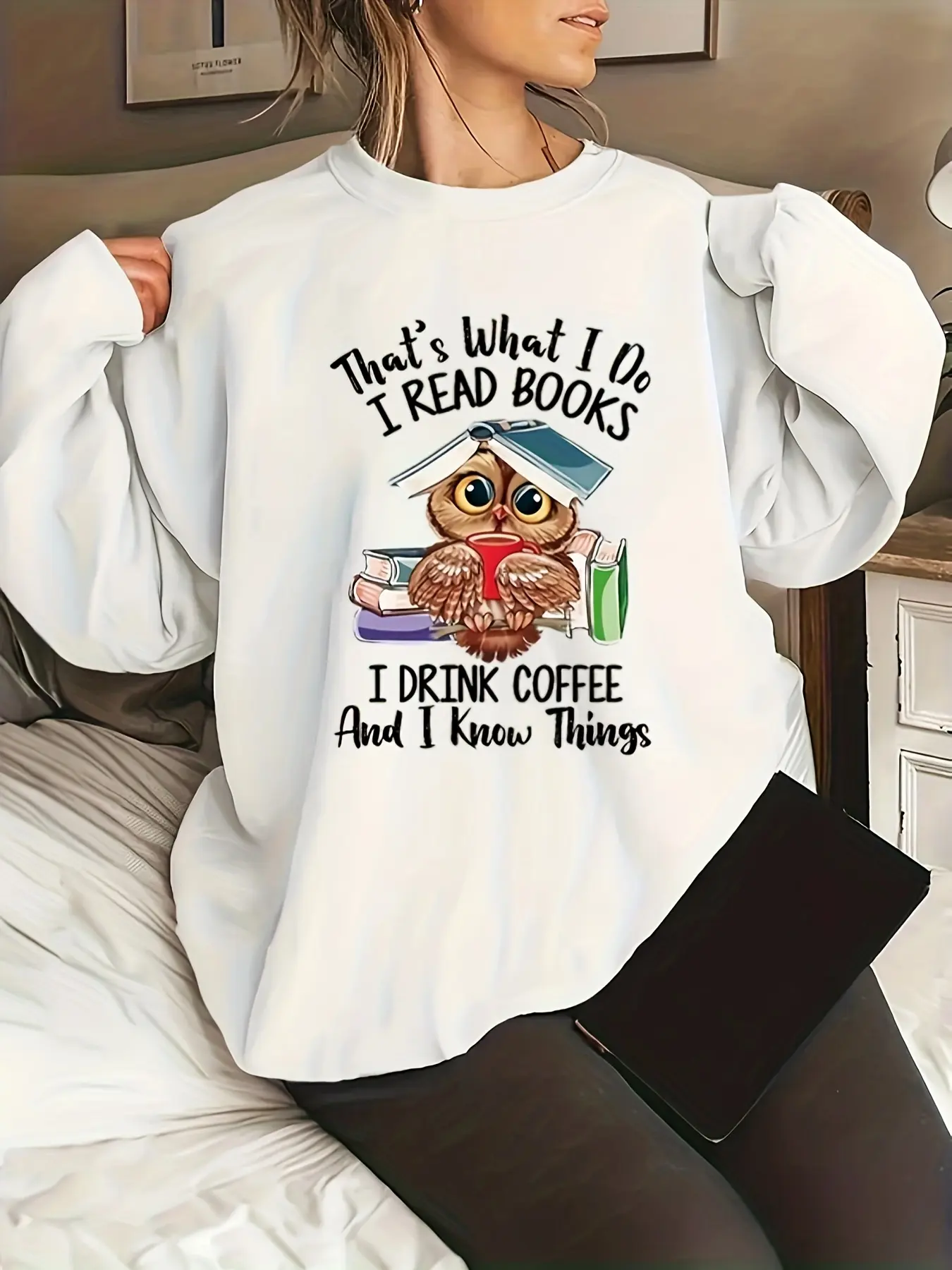 Women's Printed Bird and Book Graphic Oversized Long Sleeve Sweatshirt - Vintage Nature Crewneck Pullover, Everyday Apparel for Bird Lovers, Casual Fall-Winter Outfit