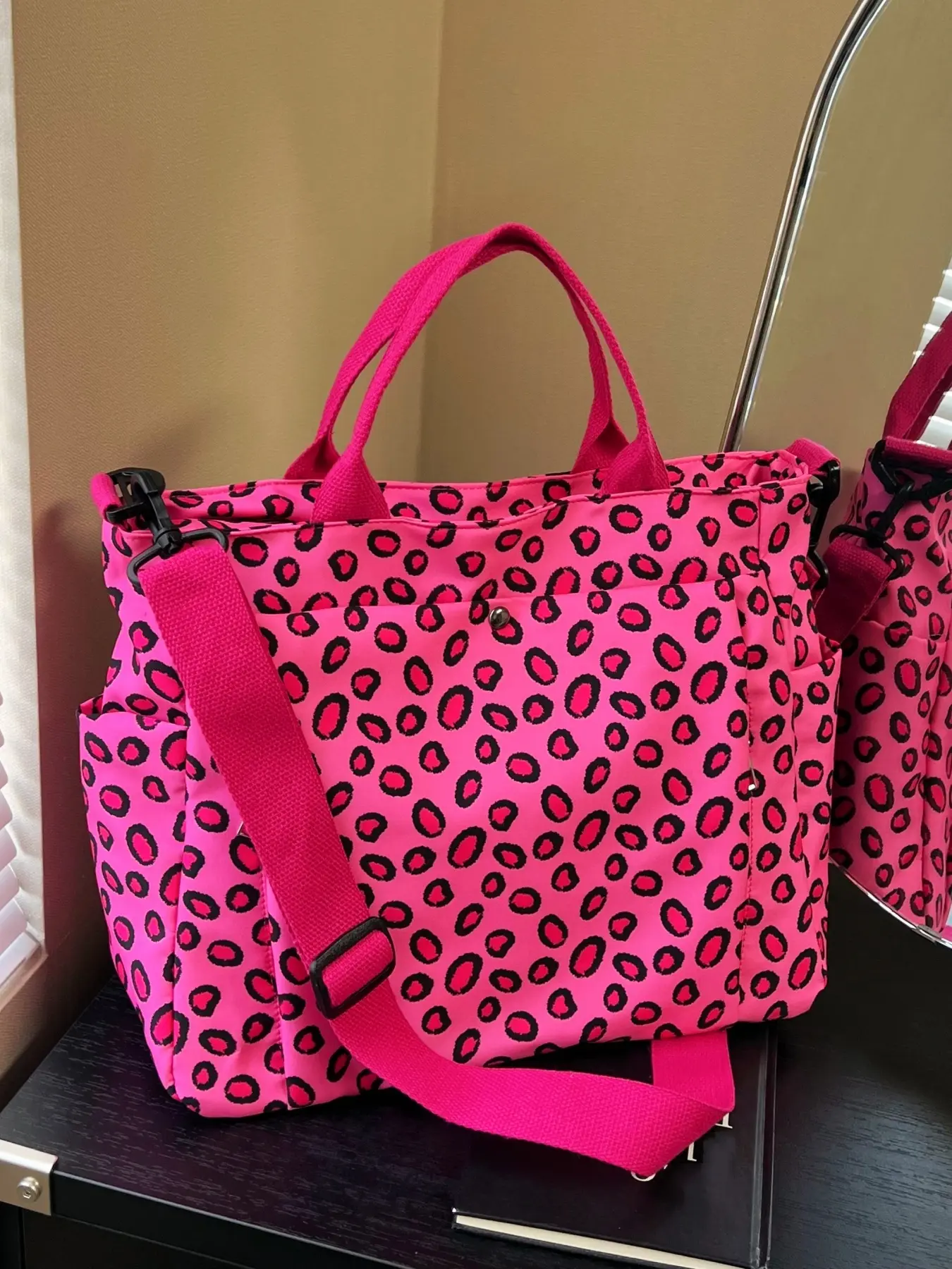Fashionable new large-capacity leopard print shoulder crossbody bag, fashionable patterned bag, multi-pocket tote bag for commuting, simple and casual handbag, Casual Commuter Bag