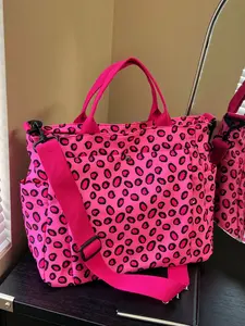 Fashionable new large-capacity leopard print shoulder crossbody bag, multi-pocket tote bag for commuting, simple and casual handbag.
