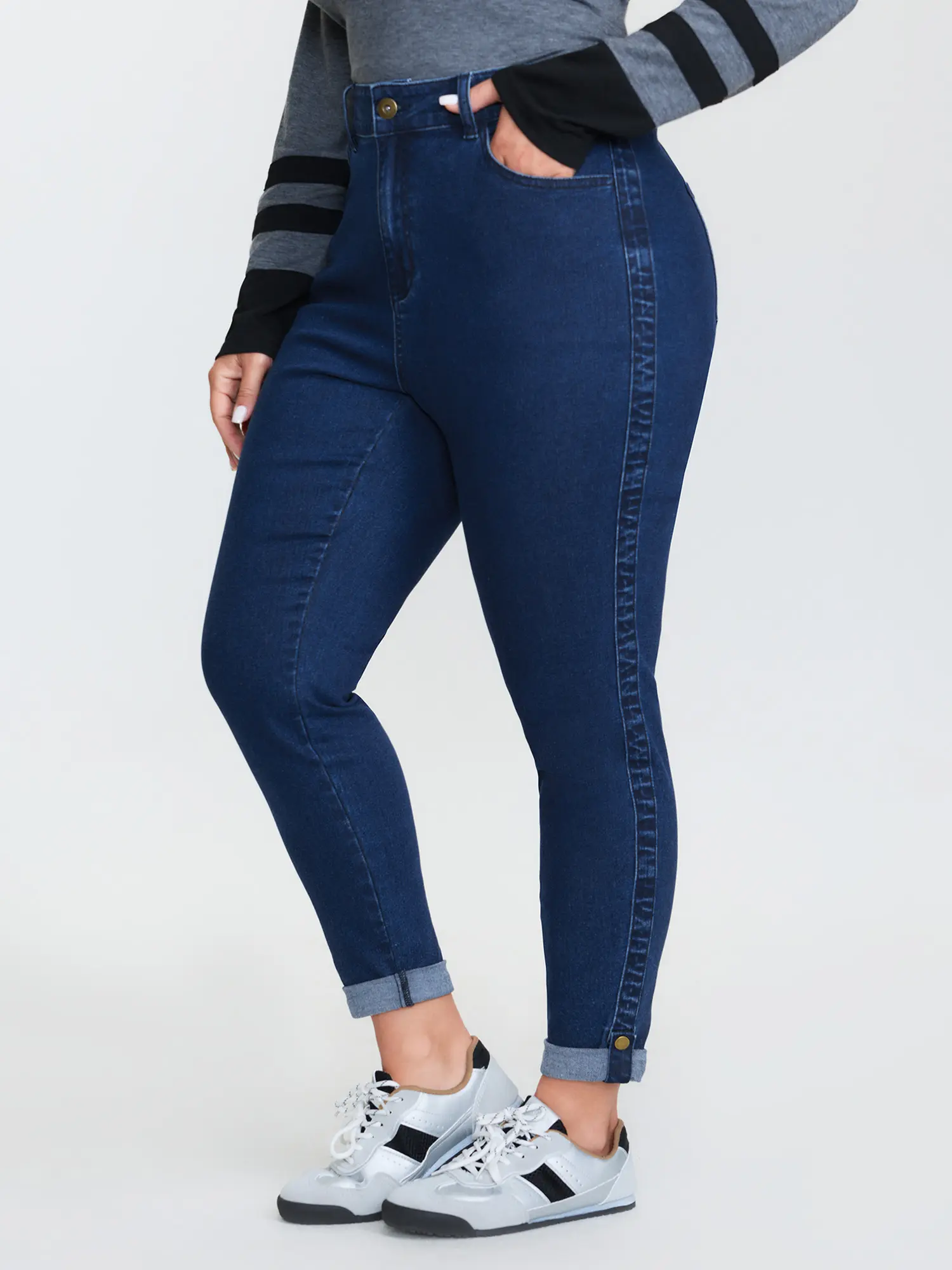 BloomChic Women's Booty Lifting Jeans, Mid-Rise Curve-Hugging Garment in Supersoft Stretch Cotton Fabric with Slanted Pocket, Spandex, Bottom, Stretch Jeans, Bottoms, Casual Wear, Jean Pants