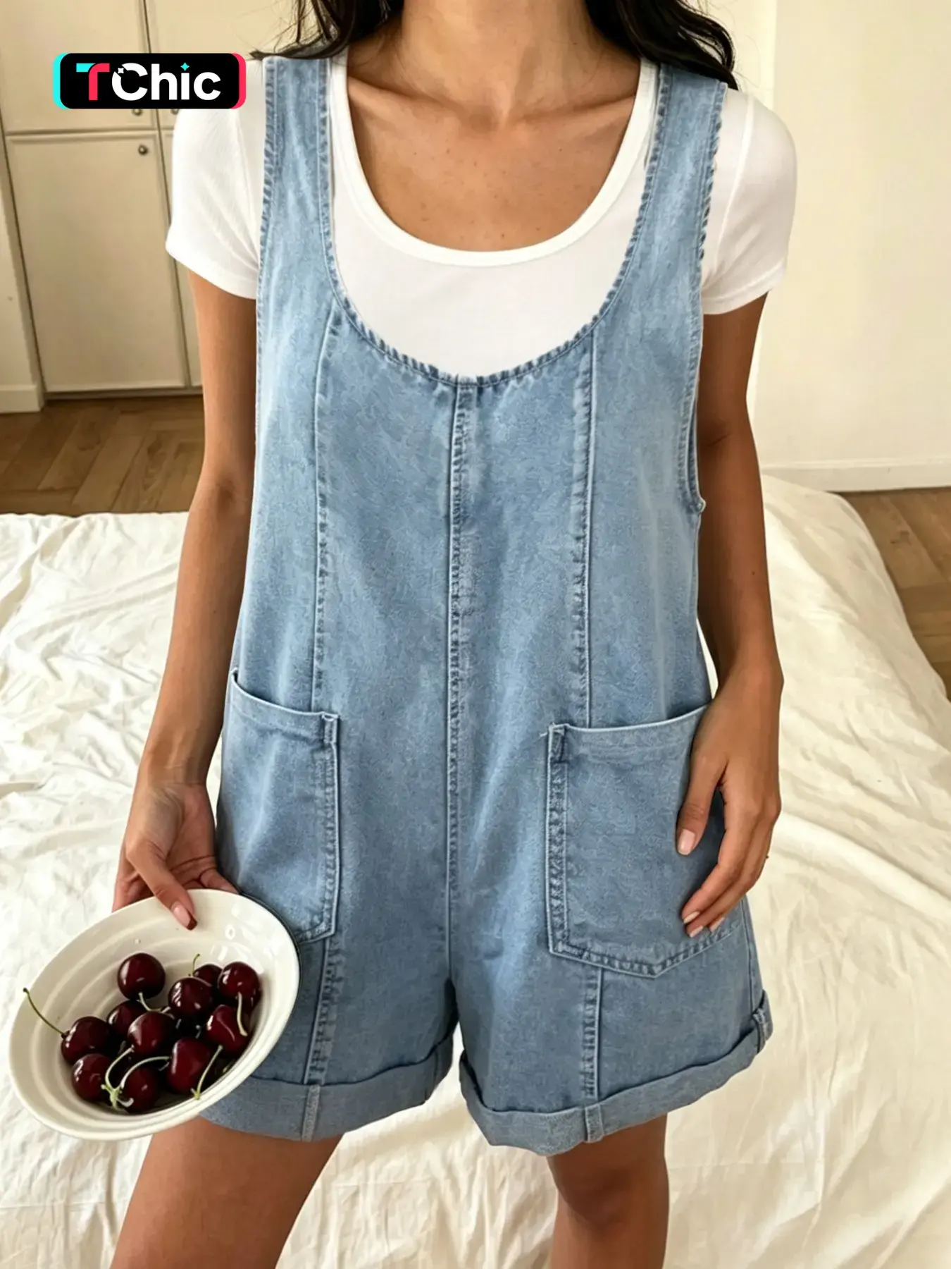 Women's Loose Fit Light Wash Denim Overalls Shorts, Summer Adjustable Strap Casual Overall Shorts, Basic Style Plain Pattern, Non-Stretchy Fabric