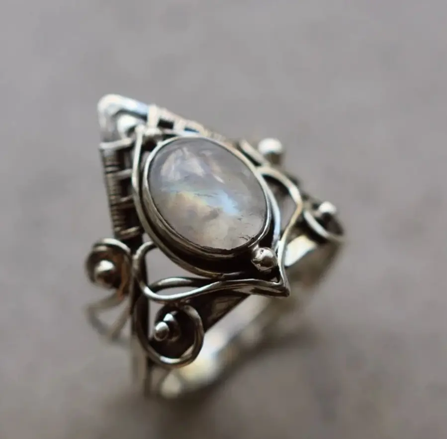 R397- Beautiful Tibetan Indian Vintage Ring