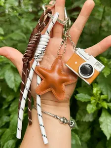 Retro Mini Camera Bag Pendant, Keyring, Keychain Lanyard with Faux PU Leather Star Charms and Braided Rope Strap, Star Camera Bag, Camera-Shaped Keychain, Camera Bag Charm, Black White Rope Bag Accessory, Backpack Pendant