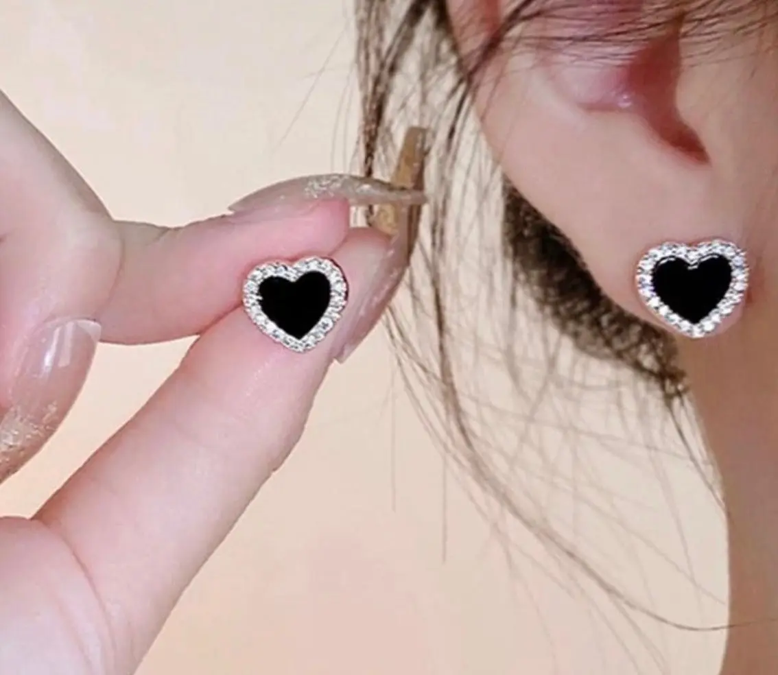 Elegant 18K Gold Plated Black Heart Earrings with Sparkling Rhinestones for Women's Everyday Wear Luxurious Fashion Accessory