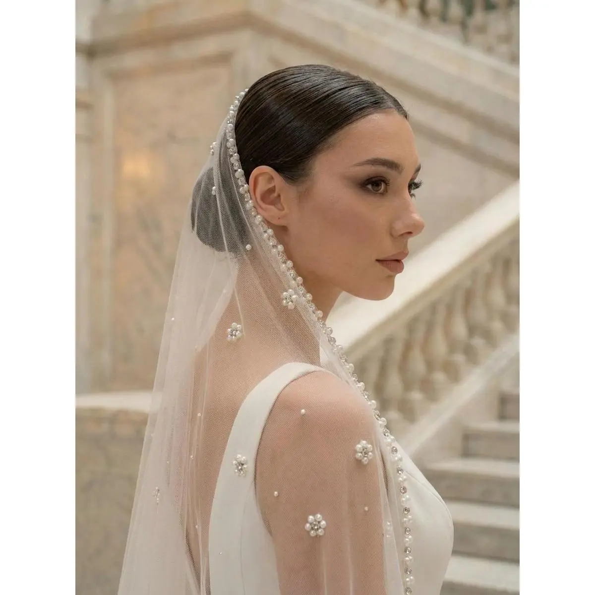 Delicate Pearl Rhinestone Veil