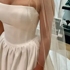 Scalloped embellished veil