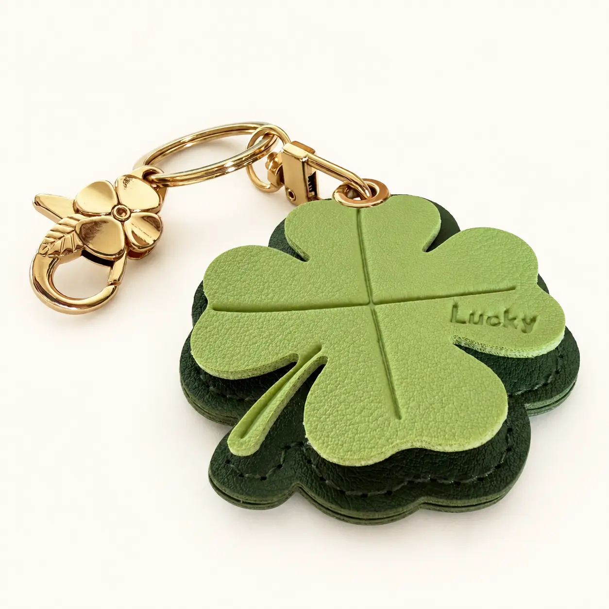 Auspicious AirTag Holder Keychain Accessory, Discreet Clover Bag Charm, 5.8 × 6 Cm Fully Enclosed Faux Leather Case with Secure Snap, Multifunctional for Keys Purses, Elegant Gift for Her, Multifunctional Keychain, Everyday Carry, Pu Leather, Unisex, Aest