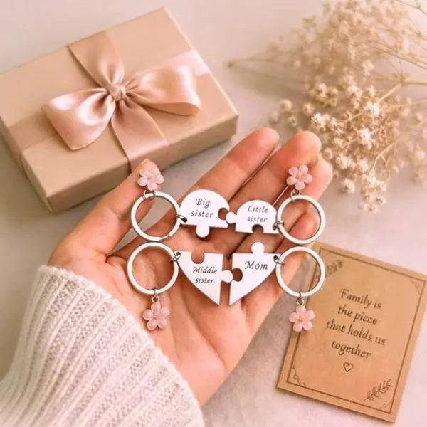 Mother and daughter keychain for 4 people, Mom big sister, middle sister and little sister keychain for 4 people, fashionable and popular keychain, a sweet and meaningful gift for mom, suitable for Mother's Day, birthday, Christmas or just because