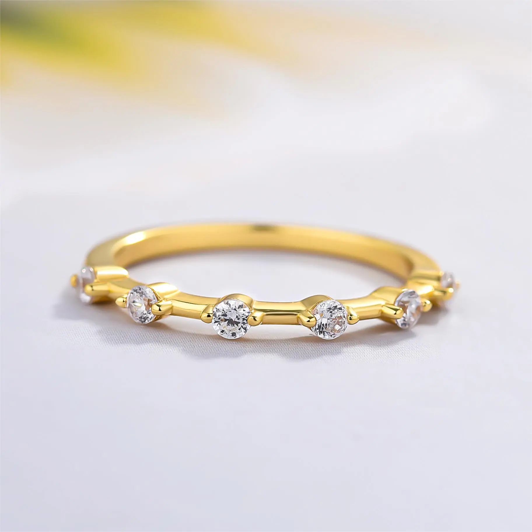 Effinny Women's Golden Solitaire Wedding Ring - 5A Cubic Zirconia Stackable Artificial Zircon Round Cut Jewelry for Special Occasions, Solitaire Ring, Artificial Zircon Ring