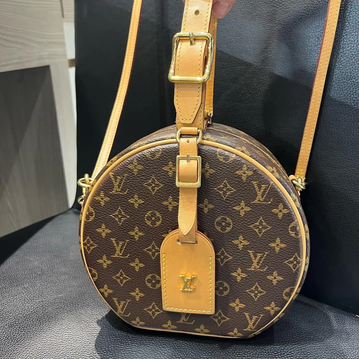 Pre-owned Louis Vuitton Monogram coated canvas Crossbody Bags Petite Boite Chapeau